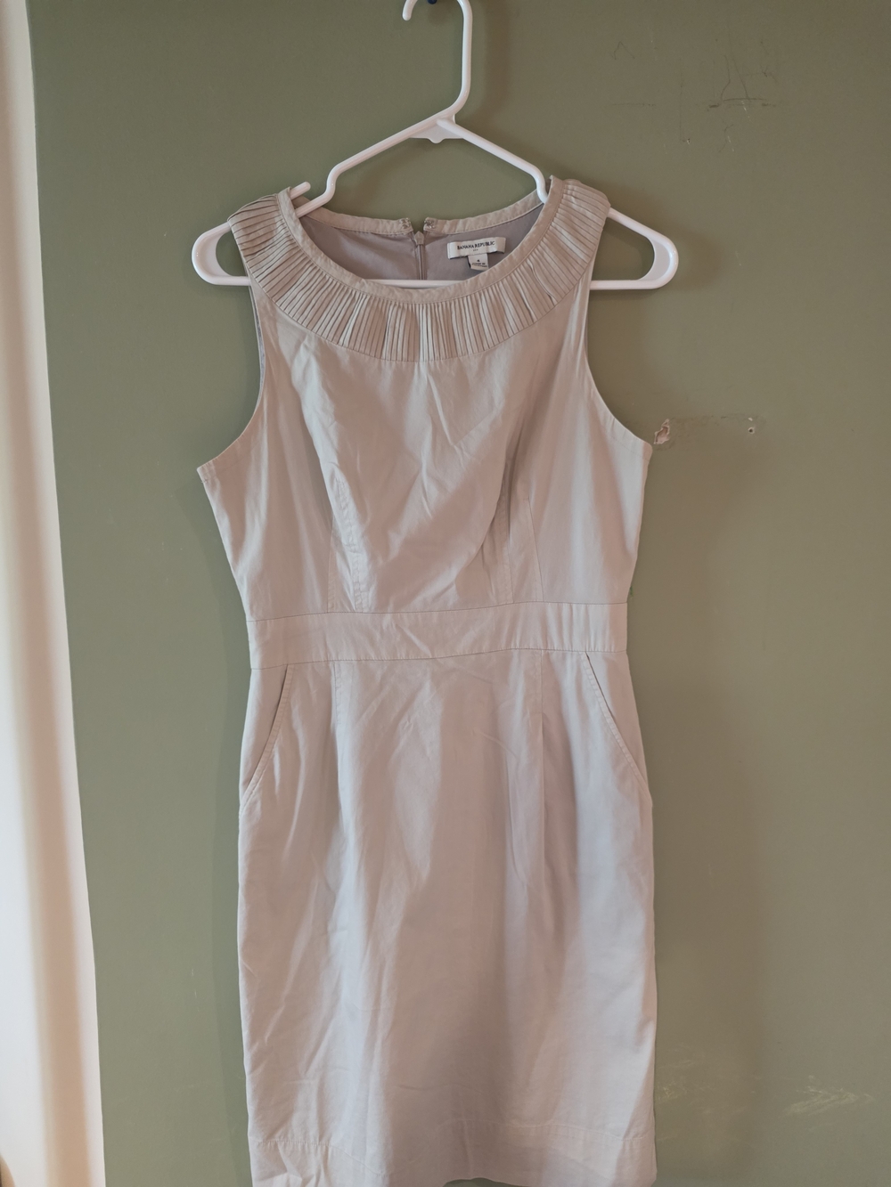 Banana Republic Cream Tan Beige Pleated-Neck Sleeveless Sheath Dress Sz 4 EUC
